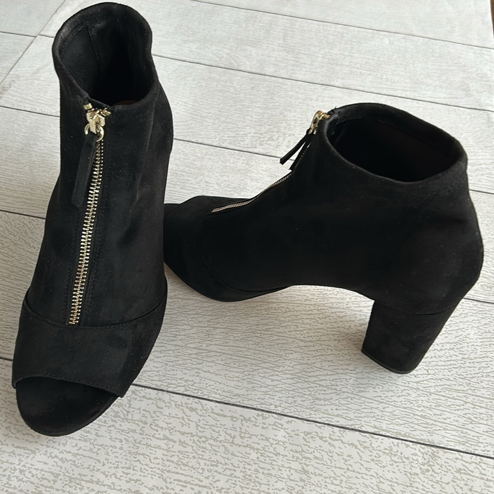 Peep toe ankle boots 9.5 International Concepts Inc black suede Zip front EUC